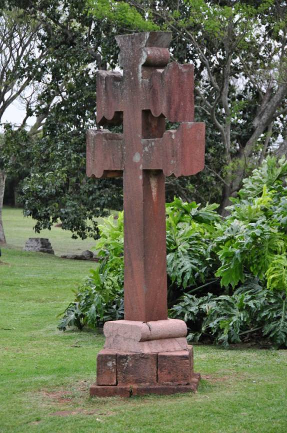 A cruz dupla nos jardins da antiga Missão em São Miguel das Missões, no Rio Grande do Sul